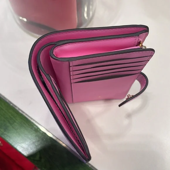 Kate Spade Madison Medium Bifold Wallet
Surf Pink
NWT - Picture 15 of 16